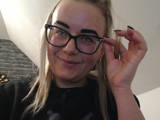 HornyVicky - Hallo Männer! Ich bin sexsüchtig und stehe total auf irren Sex!! Wenn Du Bock auf Sex hast und 100 % auf Spass stehst, dann besuch mich unbedingt im Chat! Oh... schau mal! Bin gerade online! Also, auf was warten wir noch? Meine Hammertitten und mein nackter, geiler Körper warten auf deine Zunge.. ;)